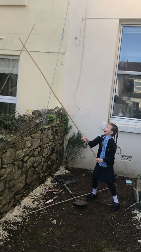 Cô bé 8 tuổi nghĩ ra cách để vẫn chơi được với bạn ở ngoài trời trong khi tự cách ly ảnh 3