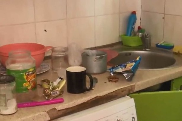 Mẹ đi chơi với bạn, cậu bé 3 tuổi bị bỏ mặc trong nhà suốt 3 ngày, phải ăn cả túi nylon ảnh 1