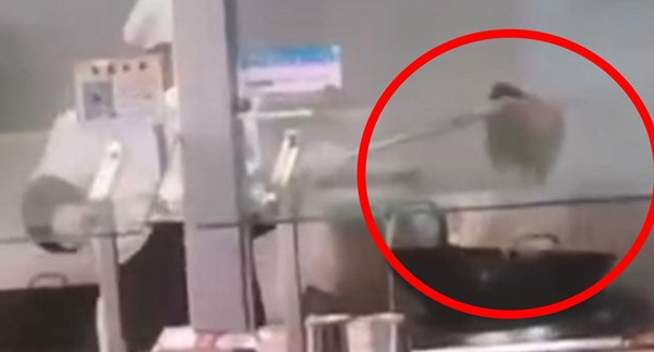 Phẫn nộ với clip nhân viên trường ĐH nhúng cây lau nhà vào chảo nấu thức ăn cho sinh viên ảnh 1