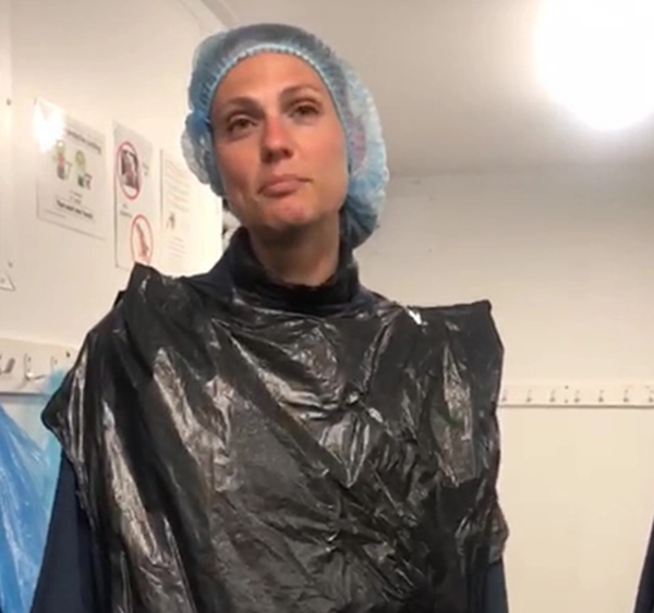 Không có việc làm do COVID-19, người mẫu nội y nổi tiếng chuyển nghề đi hái măng tây ảnh 2