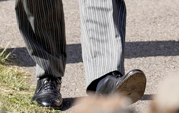 Thi thoảng mặc lỗi thì có sao, các nhân vật hoàng gia còn mặc áo ngược và quên cắt mác kìa ảnh 4