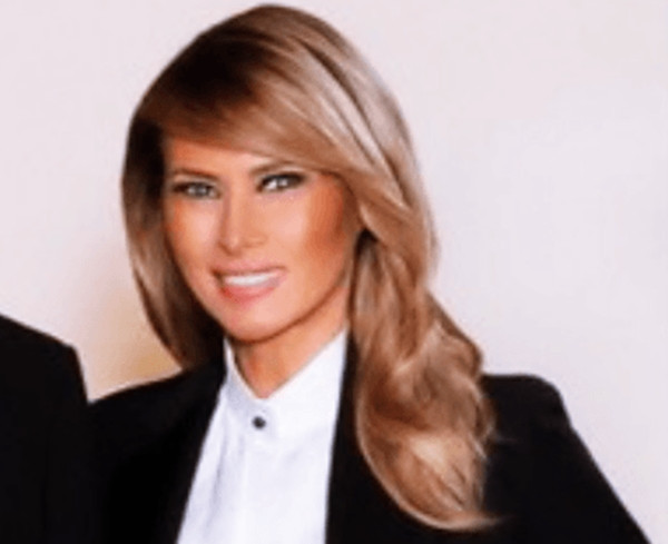 Tổng thống Trump và Phu nhân chụp ảnh mừng Giáng Sinh, cư dân mạng nhận ra điều đặc biệt ảnh 4