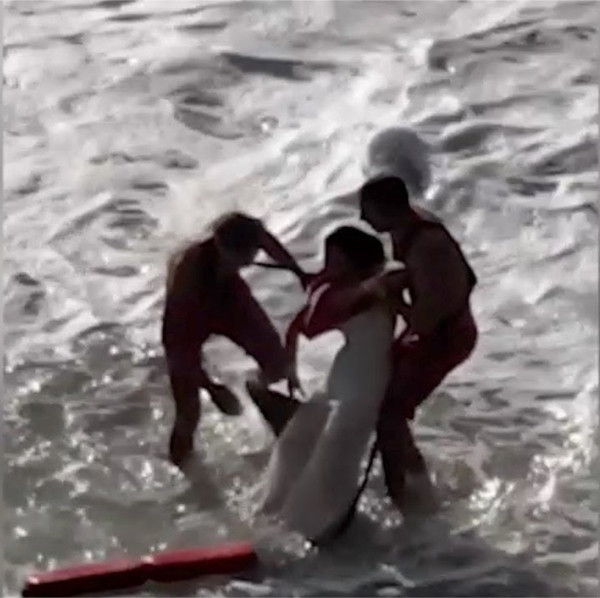 Ham chụp ảnh cưới sát biển, cô dâu chú rể bị sóng lớn cuốn trôi, may có cứu hộ ra tay ảnh 2