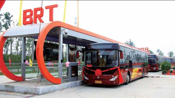 Xe buýt nhanh BRT bị hỏng khiến hành khách phải xuống đẩy, cư dân mạng không thể nhịn cười ảnh 2