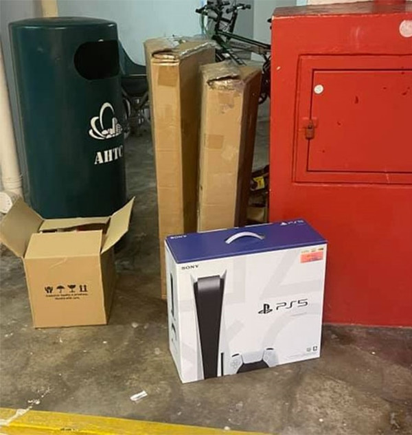 Nhặt được hộp PlayStation ở bãi rác, chàng trai đăng bán cho vui ai ngờ được kha khá tiền ảnh 1