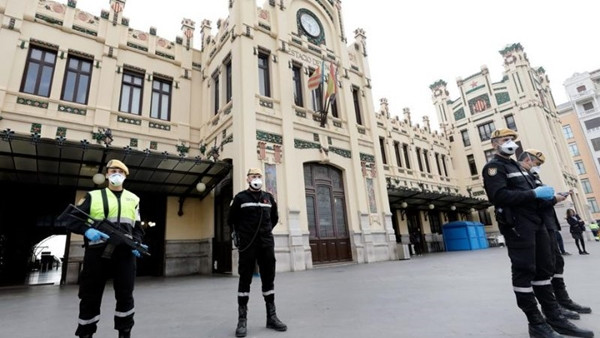 Hàng xóm thời cách ly: Happy Quarantine! Rót rượu cho nhau từ trên hai tầng gác! ảnh 2