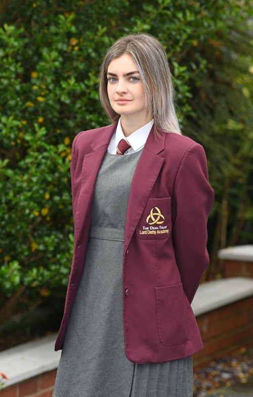 Chỉ vì có lông mày rậm tự nhiên, nữ sinh bị nhà trường buộc ra về trong ngày đầu năm học ảnh 3