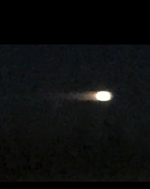 Đốm sáng bí ẩn bay ngang bầu trời đêm, cư dân mạng cho là “người ngoài hành tinh ghé thăm“ ảnh 2