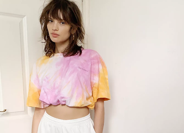 Áo tie-dye của Urban Outfitters. Đu “trend” Christian Dior: Tự nhuộm quần áo không khác gì hàng hiệu, mà giá rẻ bất ngờ ảnh 1