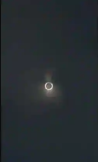 Nhật thực cuối cùng của năm 2020: Cư dân mạng chia sẻ những hình ảnh ấn tượng ảnh 1