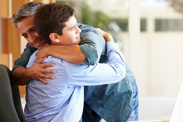 Cha mẹ luôn sẵn sàng làm bất kỳ việc gì cho con cái, nhưng những người con thường quên điều đó. Đừng bao giờ để mình quá bận rộn ảnh 5
