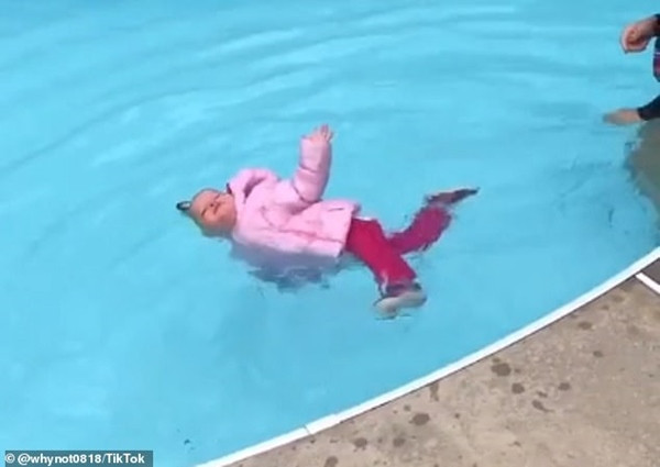 Cô giáo dạy bơi gây tranh cãi khi đẩy bé gái 1 tuổi ngã xuống bể, gọi đó là cách dạy tốt ảnh 3