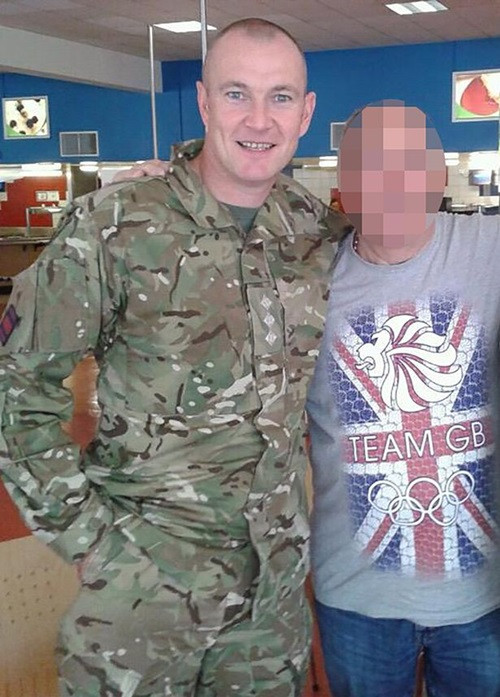 Bố rủ con trai 19 tuổi chơi trò “tát nhau”, không ngờ tai nạn nghiêm trọng nhất đã xảy ra ảnh 2