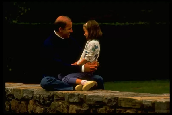 Ông Joe Biden và Ashley khi Ashley được 7 tuổi. Ảnh: Bill Ballenberg/ The LIFE Images Collection via Getty Images. Người sắp là “Đệ nhất Tiểu thư” của nước Mỹ: Được dự báo “sẽ khiến cả thế giới ngạc nhiên“ ảnh 3