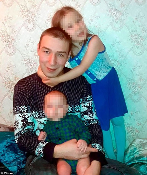 Bố mẹ bị ngộ độc, cô bé 5 tuổi một mình chăm em 1 tuổi ở nhà suốt 3 ngày mà không ai biết ảnh 1