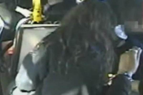 Úc: Đang đi xe buýt, học sinh nữ bất ngờ bị một hành khách ngồi sau châm lửa đốt tóc ảnh 3