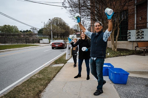Nhận lệnh đóng cửa vì Covid-19, công ty đem hết giấy vệ sinh tặng mọi người ảnh 4