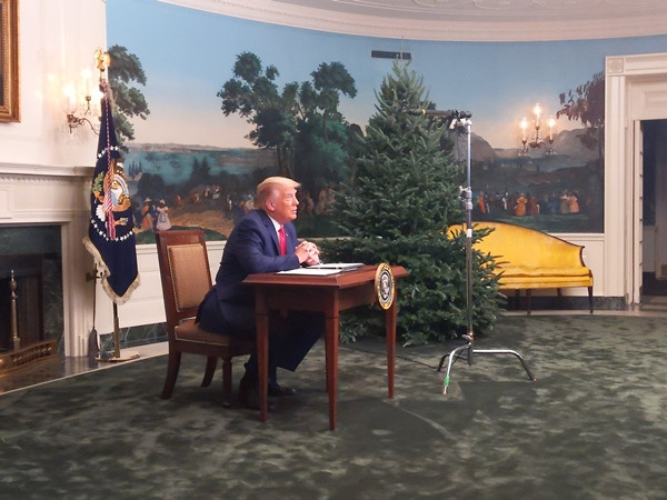 Cái bàn nhỏ khiến Tổng thống Trump ngồi cũng có vẻ thiếu thoải mái. Ảnh: @mantia/ Twitter. Tổng thống Trump gặp chuyện oái oăm: Họp báo ở Nhà Trắng mà ai cũng chỉ chú ý đến cái bàn ảnh 2