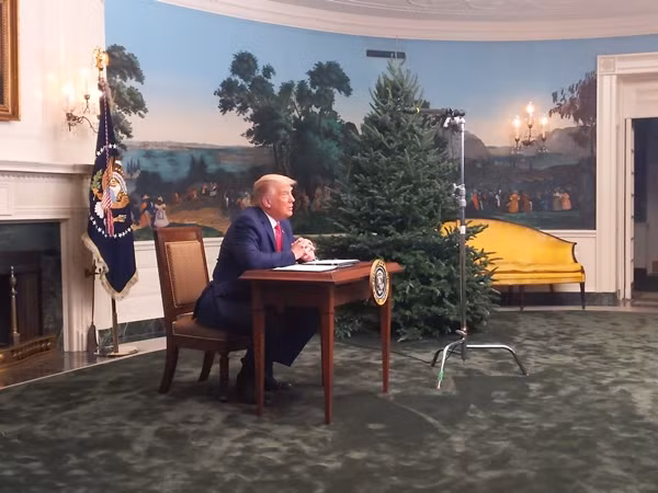 Tổng thống Trump gặp chuyện oái oăm: Họp báo ở Nhà Trắng mà ai cũng chỉ chú ý đến cái bàn ảnh 2