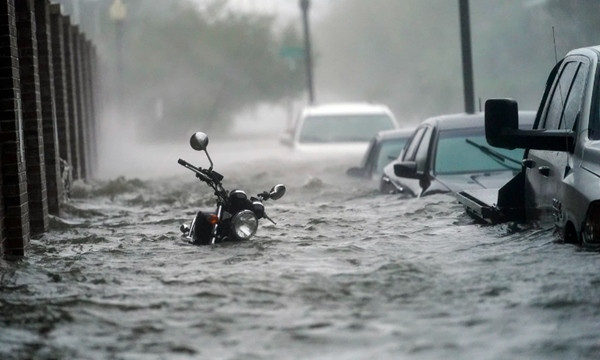 Cơn bão Sally kỳ lạ ở Mỹ: Di chuyển siêu chậm, lặng lẽ cuốn bay một đoạn cây cầu bê-tông ảnh 3