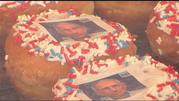 Sau “Bánh Cách Ly”, dân tình ào ào đặt mua “Bánh Bác Sĩ”! ảnh 3