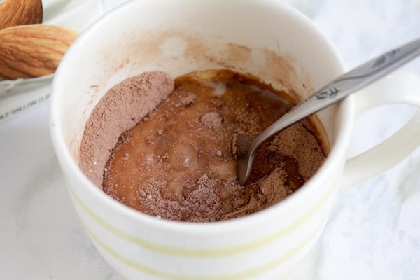 Làm bánh sôcôla trong 2 phút: Công thức làm bánh nhanh hơn cả gọi ship! ảnh 3