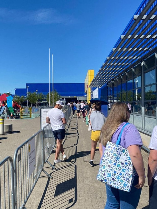 Khách hàng cắm trại suốt đêm chờ IKEA mở cửa trở lại, netizen nhận xét: “Nực cười” ảnh 1
