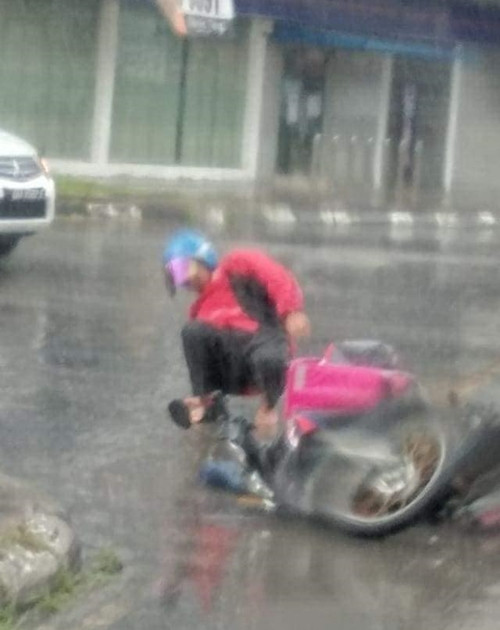 Anh ship thức ăn bị ngã dưới trời mưa: Lời nhắc nhở chúng ta cảm thông hơn với các shipper ảnh 2