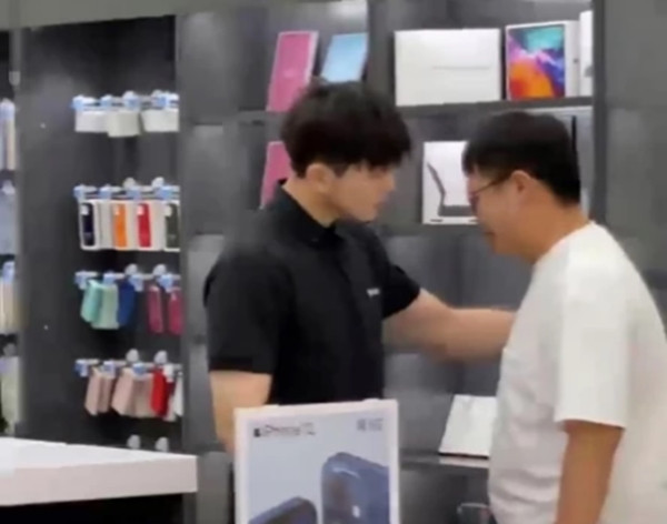 Mua iPhone 12 cho bạn gái rồi bị “đá”, khách đến cửa hàng Apple khóc lóc, muốn hoàn tiền ảnh 1