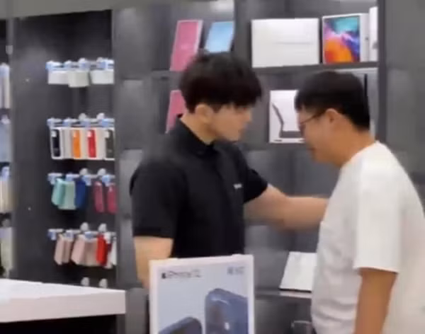 Mua iPhone 12 cho bạn gái rồi bị “đá”, khách đến cửa hàng Apple khóc lóc, muốn hoàn tiền ảnh 1