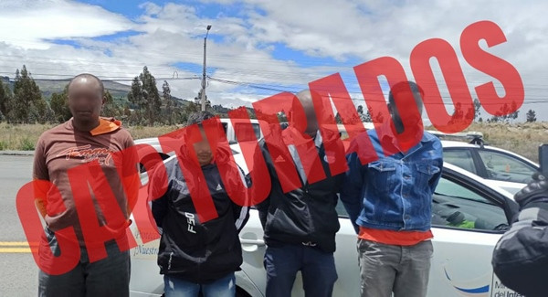 Video: Kẻ cướp xông vào nhà khi học sinh đang học qua Zoom, thầy giáo và cả lớp đều thấy ảnh 2