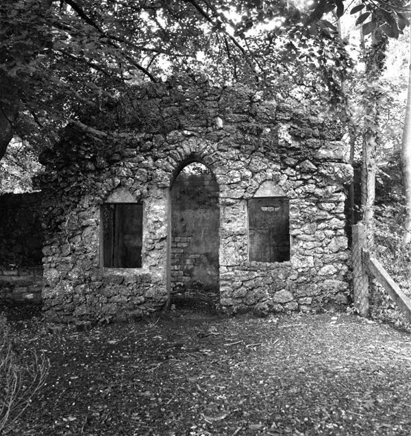 Ảnh hoàn toàn không chỉnh sửa, tại sao có một “bóng người” trên cửa sổ ngôi nhà cổ này? ảnh 1