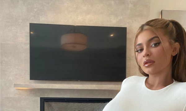 Nữ tỷ phú Kylie Jenner đăng ảnh khoe nhan sắc, cư dân mạng ném đá vì “cà da quá đà” ảnh 2