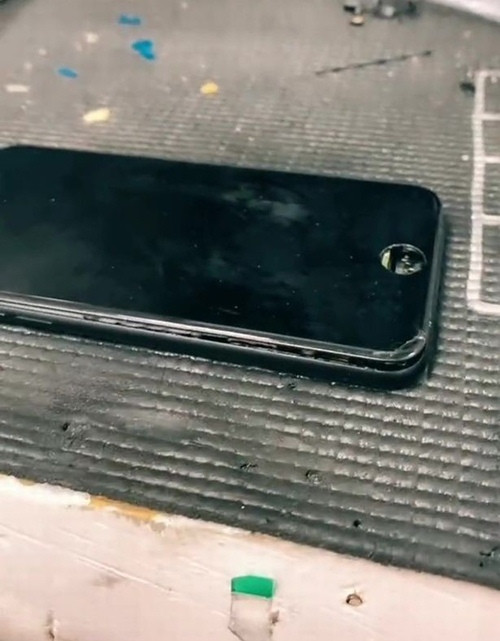 Tìm thấy tờ giấy bí ẩn gài trong iPhone của khách, anh thợ sửa máy hỏi ý kiến cư dân mạng ảnh 1