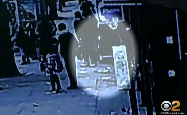 Mặt đường sập bất ngờ, người đứng chờ xe buýt bị rơi xuống cống, gặp cảnh tượng kinh hoàng ảnh 3