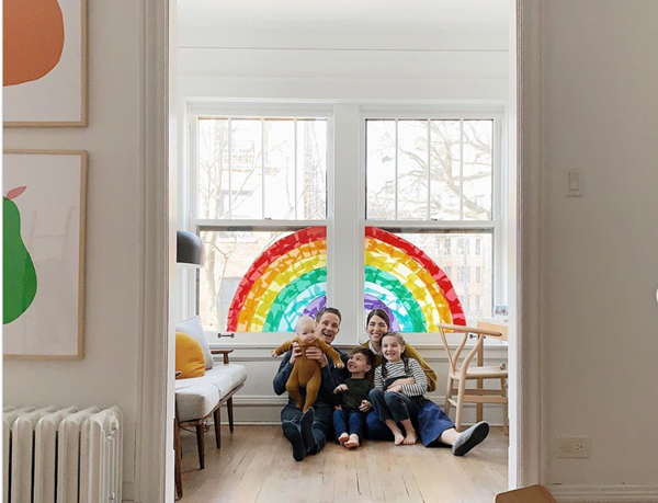 Tại sao trẻ em toàn thế giới lại vẽ tranh cầu vồng và dán lên cửa kính? ảnh 1