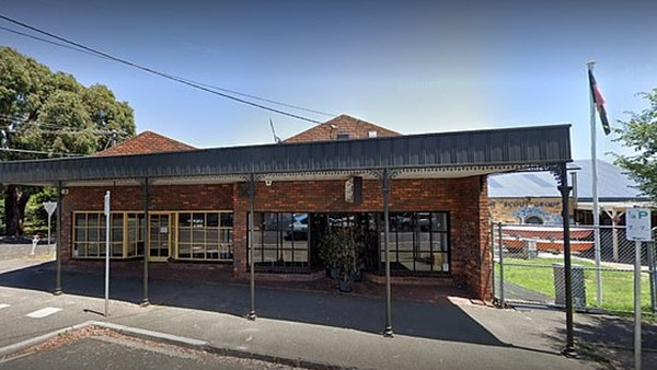 Bức thư dưới khe cửa tiệm café khiến người chủ quán “không nói nên lời” ảnh 1