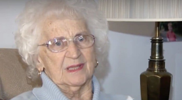 Tờ giấy ở cửa sổ bệnh viện với dòng chữ khiến người đọc được vô cùng xúc động ảnh 1