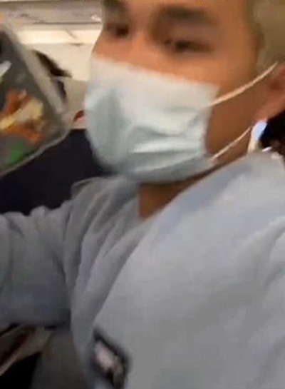 Bị người ngồi cạnh nhắc vì chân hôi, hành khách trên máy bay dí chân vào mũi người nhắc ảnh 4