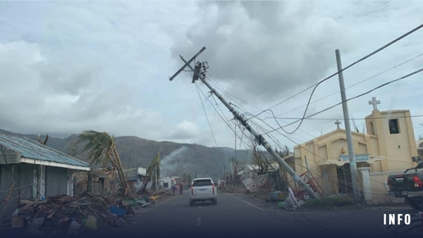 Bão Atsani (Siony) đổ bộ Philippines rồi đột ngột đổi hướng, tiếp tục tiến vào Việt Nam ảnh 3