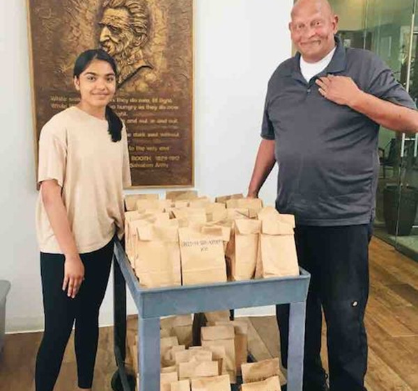 Cô bạn 15 tuổi tặng hàng trăm “combo đồ vệ sinh Covid-19” cho người vô gia cư ảnh 1