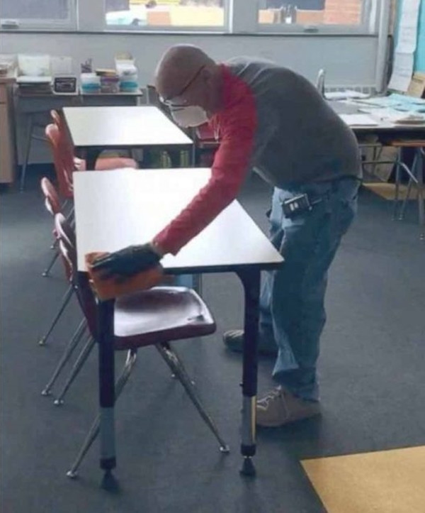 Trường học có người nhiễm virus corona, còn mỗi bác lao công cần mẫn dọn vệ sinh ảnh 2