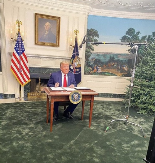Tổng thống Trump họp báo mà ai cũng chỉ chú ý đến cái bàn. Ảnh: Twitter. Tổng thống Trump gặp chuyện oái oăm: Họp báo ở Nhà Trắng mà ai cũng chỉ chú ý đến cái bàn ảnh 1