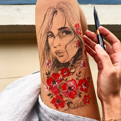 Họa sĩ chỉ vẽ lên chân mình mà tạo ra những bức tranh đẹp thế này ảnh 11