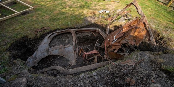 Ở nhà làm vườn trong lúc cách ly, bỗng đào được một thứ bí ẩn ảnh 2