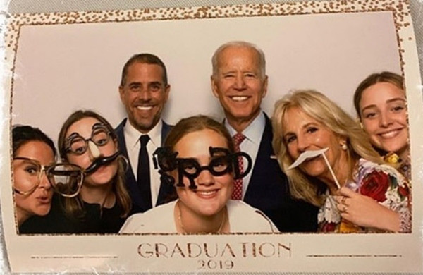 Ảnh ông bà Biden dự lễ tốt nghiệp của Maisy. Ảnh: Naomi Biden. Dàn “hoa hậu” nhà Biden: 4 cô cháu gái vừa đẹp vừa giỏi của ông Joe Biden ảnh 4