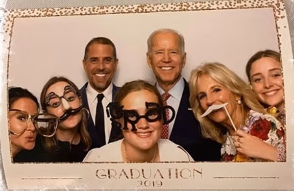 Dàn “hoa hậu” nhà Biden: 4 cô cháu gái vừa đẹp vừa giỏi của ông Joe Biden ảnh 4