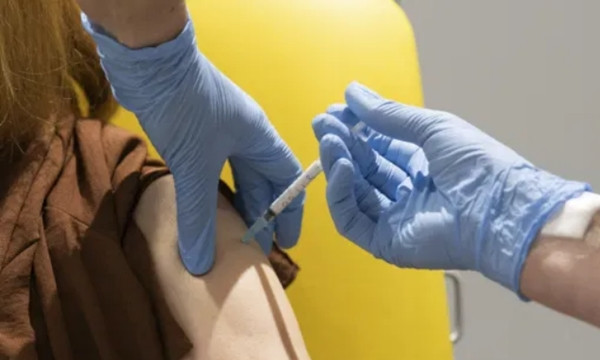 Một vắc-xin COVID-19 sắp ra mắt phải tạm dừng vì “có thể gây bệnh không giải thích được” ảnh 1