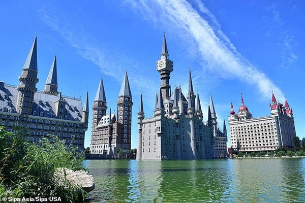 Nóng trên mạng: Trường Hogwarts của Harry Potter lơ lửng trên bầu trời Trung Quốc? ảnh 2