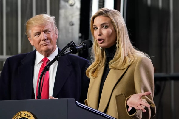 Tổng thống Trump về nhà nghỉ lễ, con gái cưng Ivanka Trump tranh thủ “trêu” bố cho vui ảnh 3